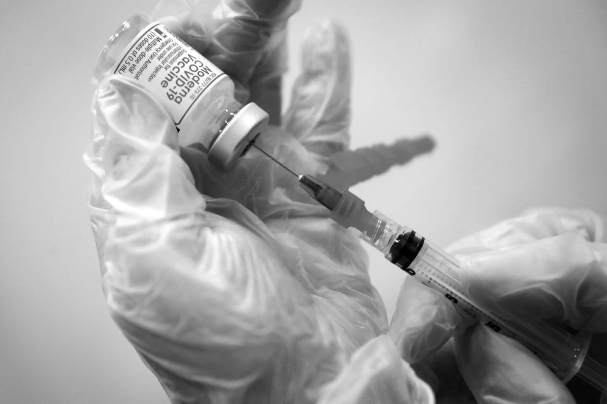 A healthcare worker prepares a syringe with the Moderna COVID-19 Vaccine at a pop-up vaccination site operated by SOMOS Community Care during the COVID-19 pandemic in Manhattan in New York City, New York, U.S., January 29, 2021. REUTERS/Mike Segar/File Photo