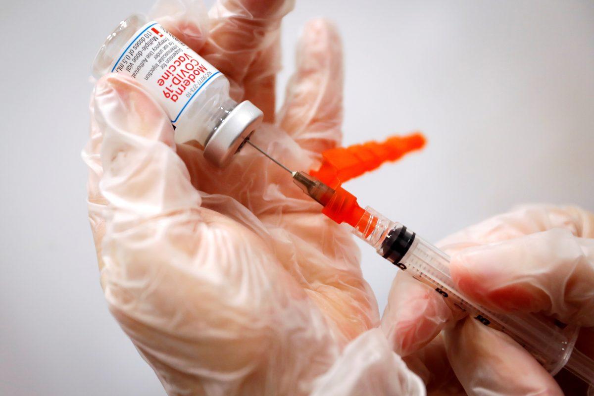 A healthcare worker prepares a syringe with the Moderna COVID-19 Vaccine at a pop-up vaccination site operated by SOMOS Community Care during the COVID-19 pandemic in Manhattan in New York City, New York, U.S., January 29, 2021. REUTERS/Mike Segar/File Photo