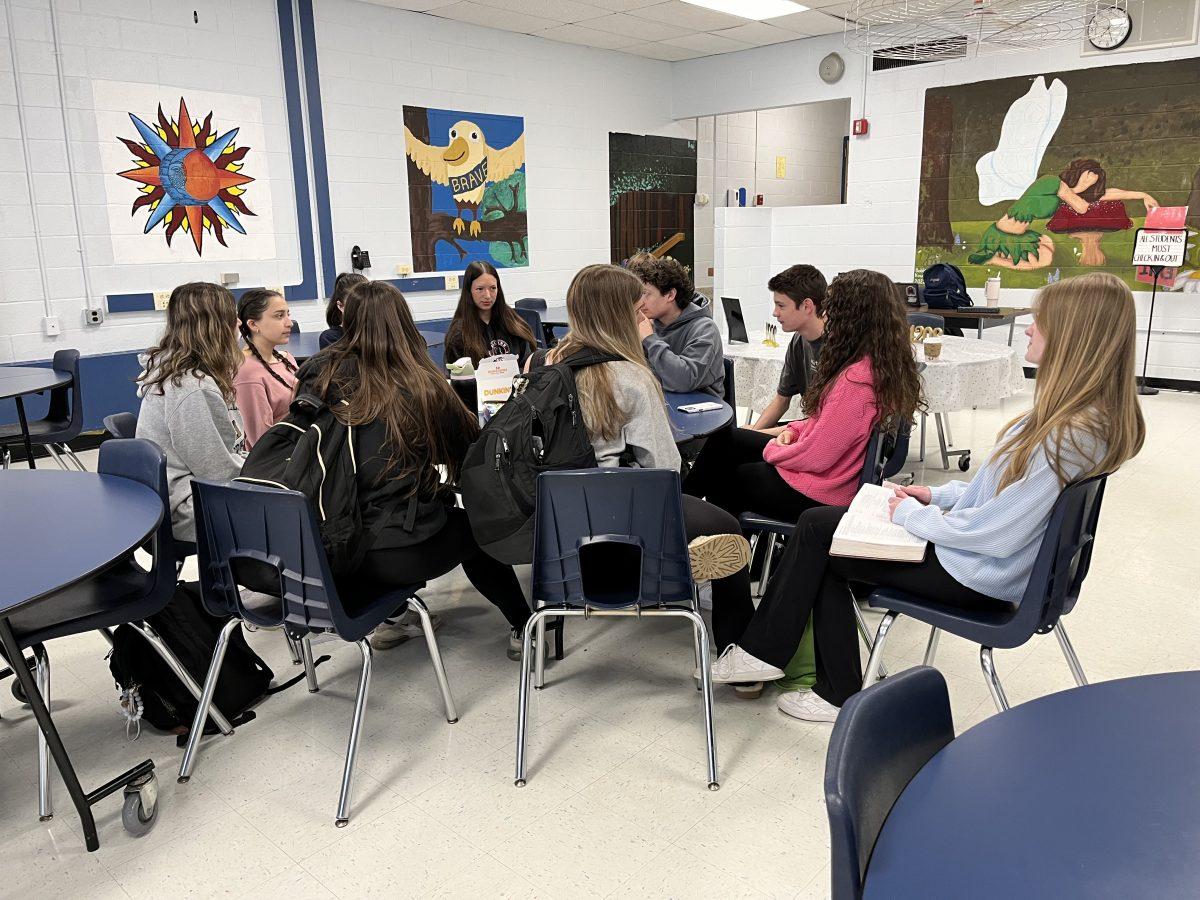 Indian Hills’ Newest Club: Bagels &amp; Bible Study